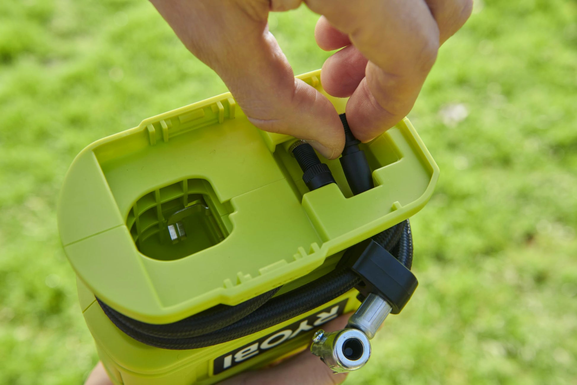 Ryobi - 18 V ONE+ 11 bar cordless compressor - tire and balloon inflation - Comes with 3 tips (without battery) - RPI18