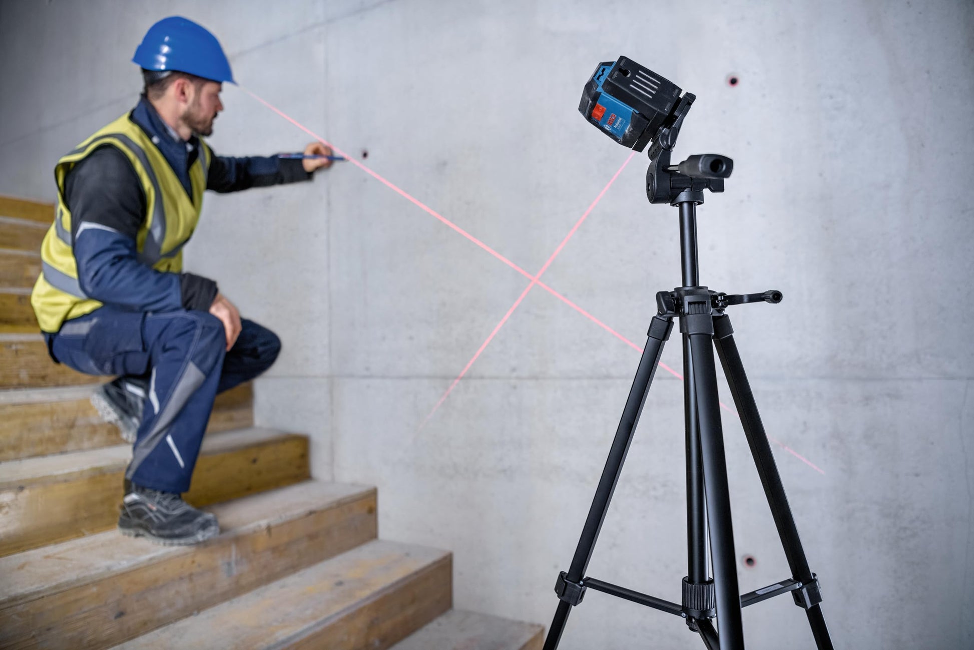 BOSCH GLL 30 30 FT Self-Leveling Cross-Line Laser, Includes 2 AA Batteries &amp; Flexible Mounting Device