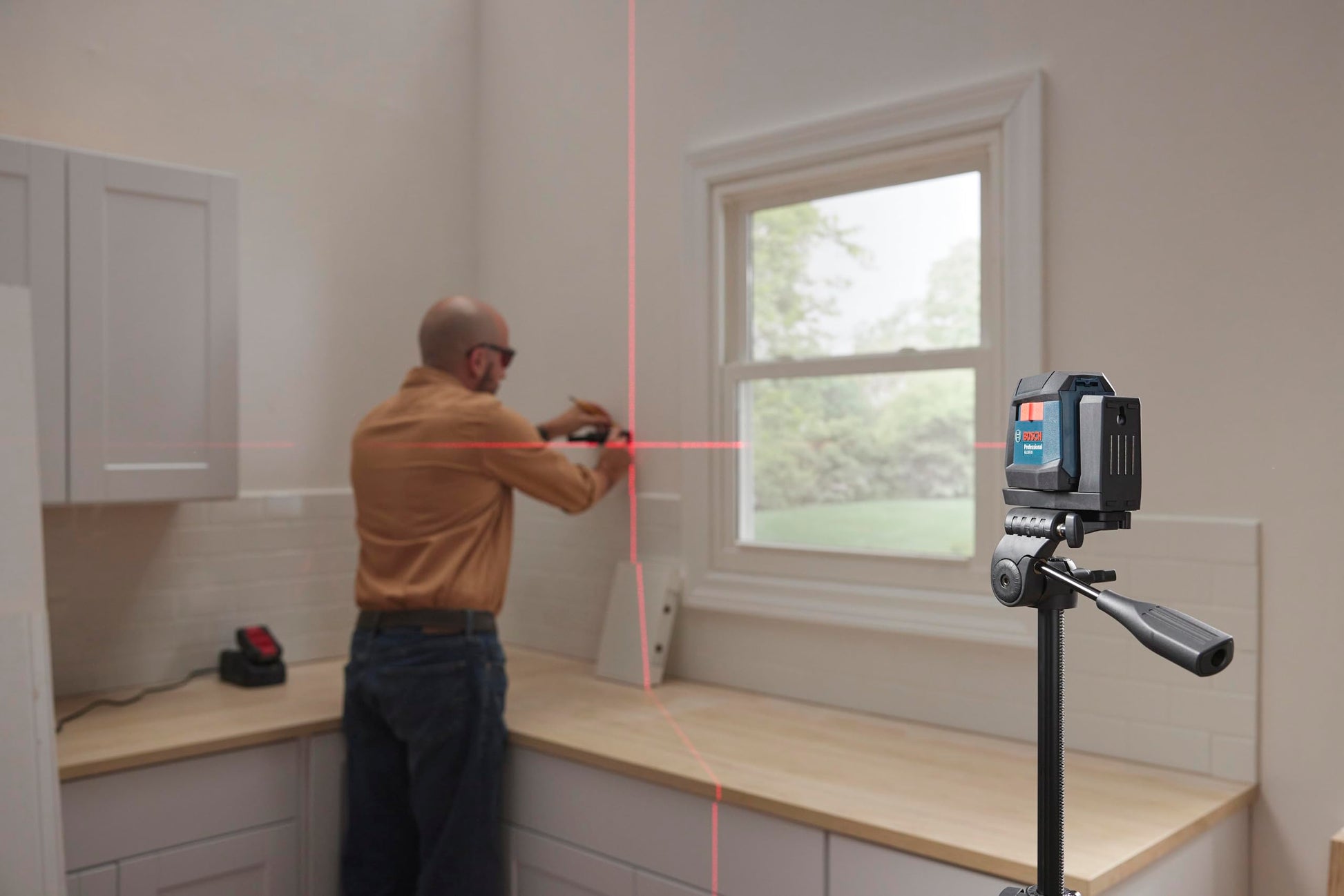 BOSCH GLL 30 30 FT Self-Leveling Cross-Line Laser, Includes 2 AA Batteries &amp; Flexible Mounting Device