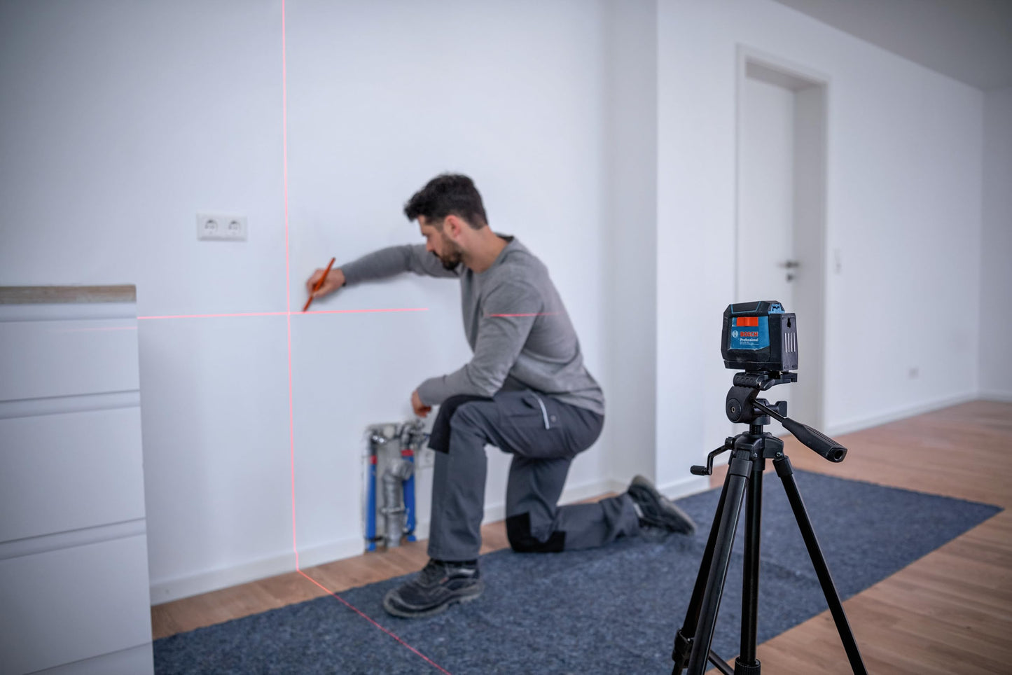 BOSCH GLL 30 30 FT Self-Leveling Cross-Line Laser, Includes 2 AA Batteries &amp; Flexible Mounting Device